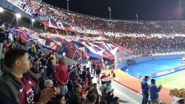 De atypische voetbalfan: Yari Dejaeghere, supporter van Club Cerro&nbsp;Porteño