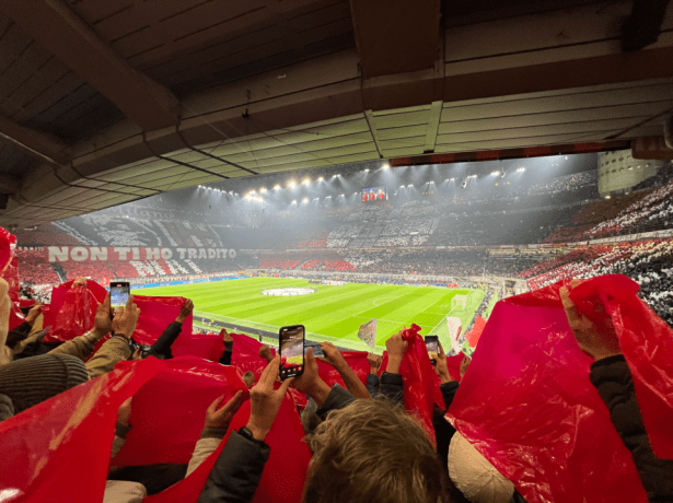 BLOG. Wist jij dit al? Dit iconisch lied zingen ze voor elke thuismatch bij AC Milan: “Kippenvel&nbsp;gegarandeerd”